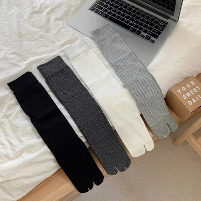 Simple Striped Split Toe Socks - Image 6