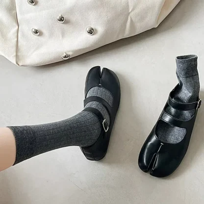 Simple Striped Split Toe Socks - Image 4