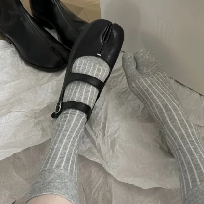 Simple Striped Split Toe Socks - Image 3